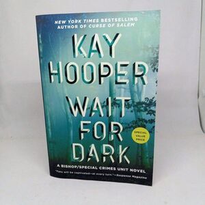 Wait For Dark Kay Hooper-2018-Soft Cover-Bishop/Special Crimes Unit Series-